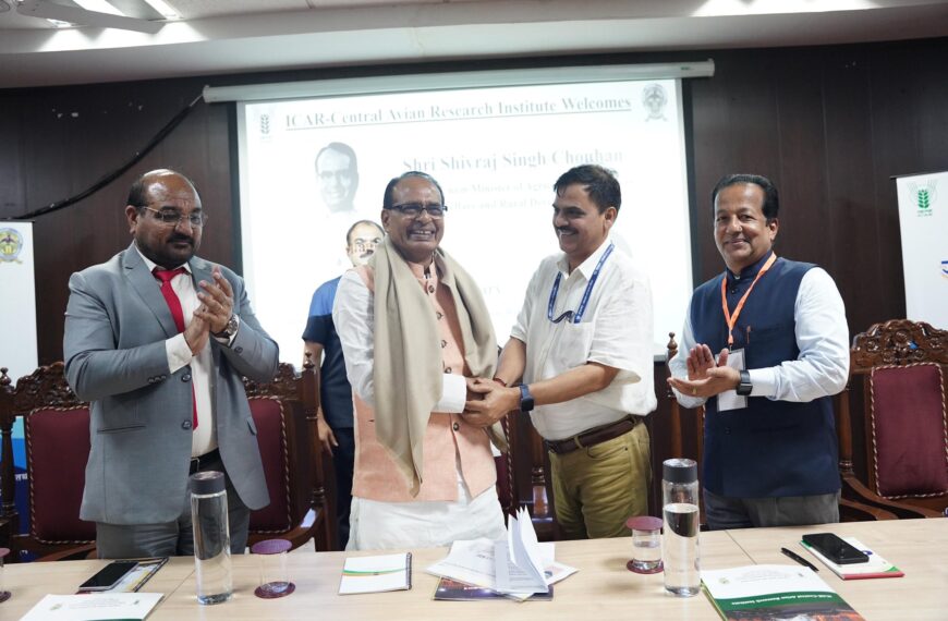 Union Agriculture Minister Reviews Research Activities During Visit to ICAR–CARI, Bareilly