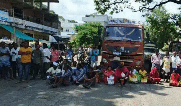 Farmers Protest Urea Shortage in Peddapalli, Block Traffic&hellip;