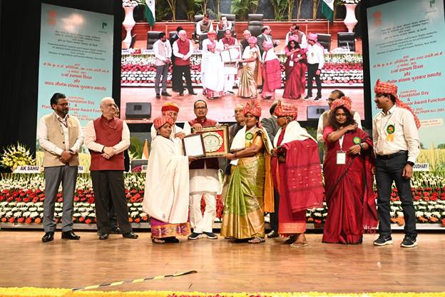 Union Agriculture Minister Shivraj Singh Chouhan Presents ‘Plant Genome Saviour Awards’ to Farmers in New Delhi