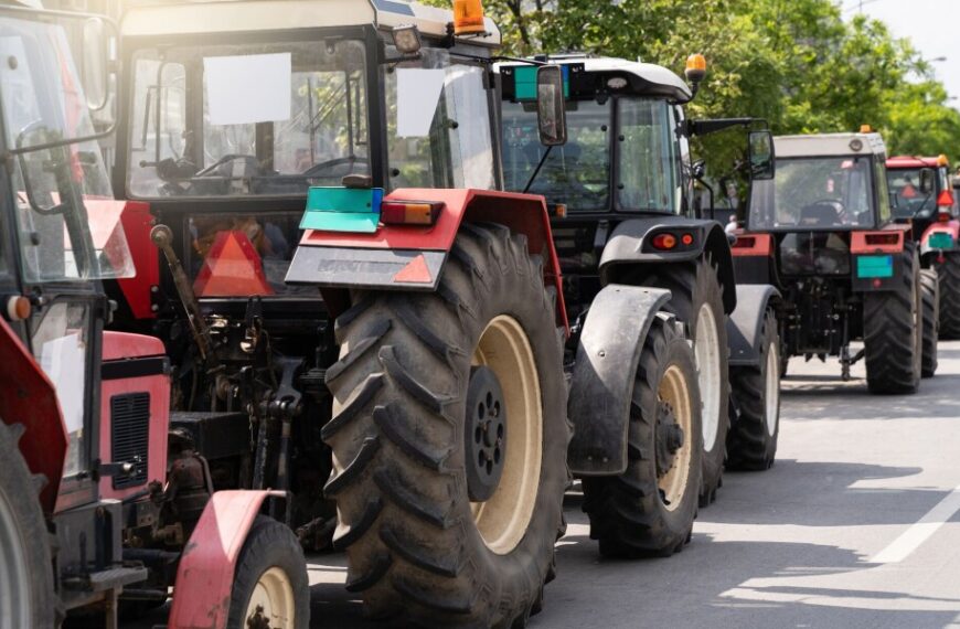 French Government Calls for Christmas Truce as Farmer Protests Disrupt Transport Nationwide