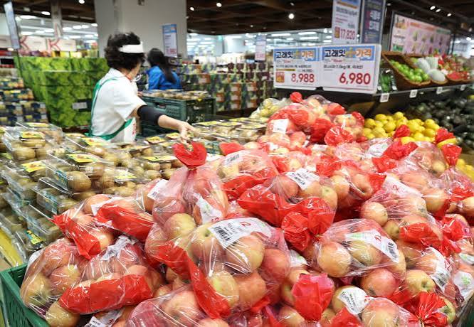 Global Food Prices Near a Four-Year High as Weather and Shipping Disruptions Hit Markets